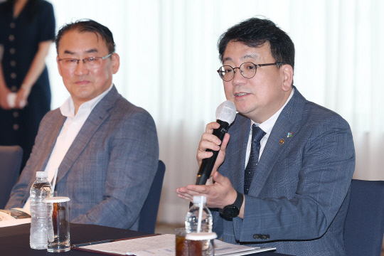 최남호 산업통상자원부 2차관은 25일 서울 강남구 조선팰리스호텔에서 열린 전력계통 혁신포럼에 참석해 전력망 실시간 통합관제를 위한 그간의 진행성과와 추가적인 개선 필요사항에 점검했다. 산업부 제공